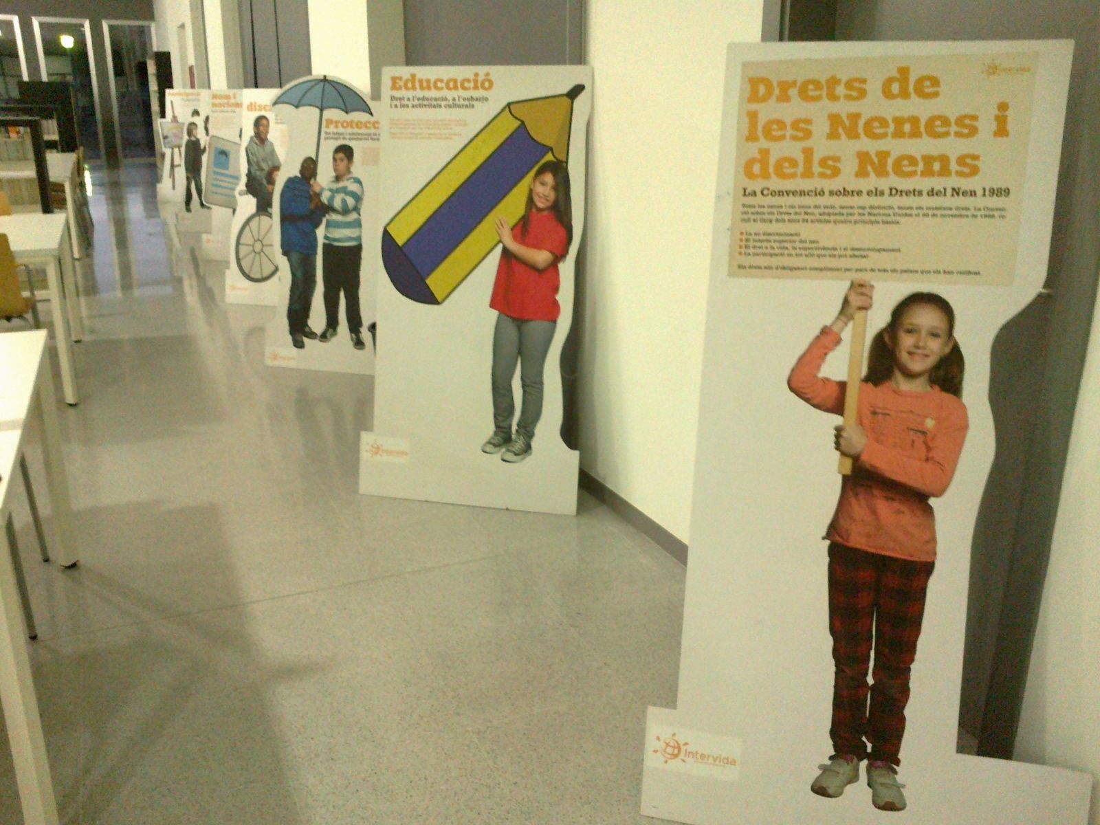 Exposició " Els drets de les nenes i dels nens" (FOTO: Elisabteh Cros)