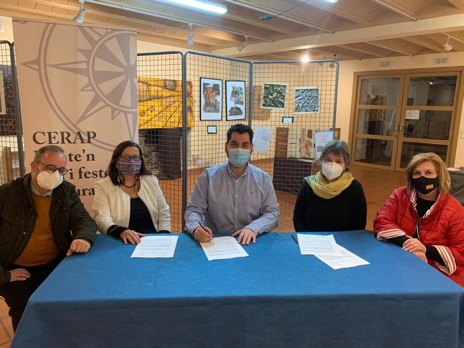 L'alcalde Sergi Pedret, la regidora de Cultura, Verònica Torres, i la Junta del CERAP signen el conveni