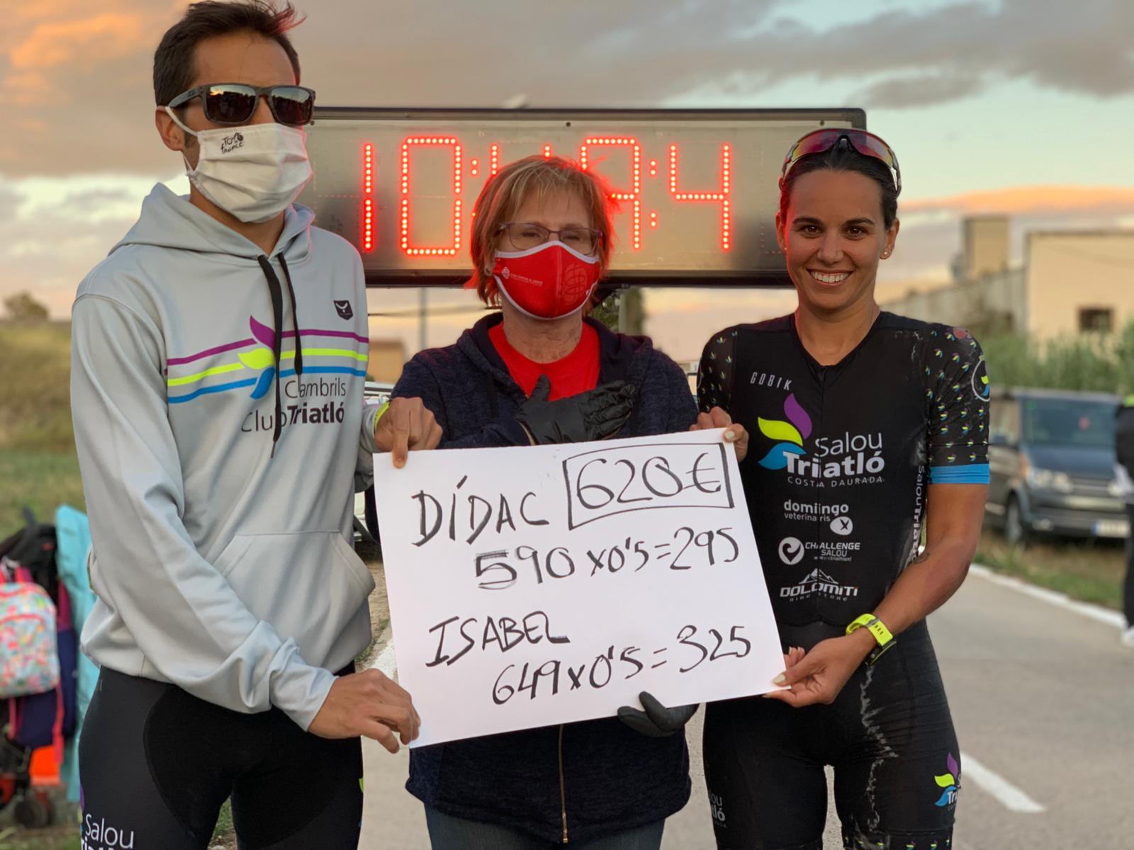 Dídac Domingo i Isabel Gómez amb la presidenta de la Lliga contra el càncer de Riudoms, Maria Eugènia Pujol