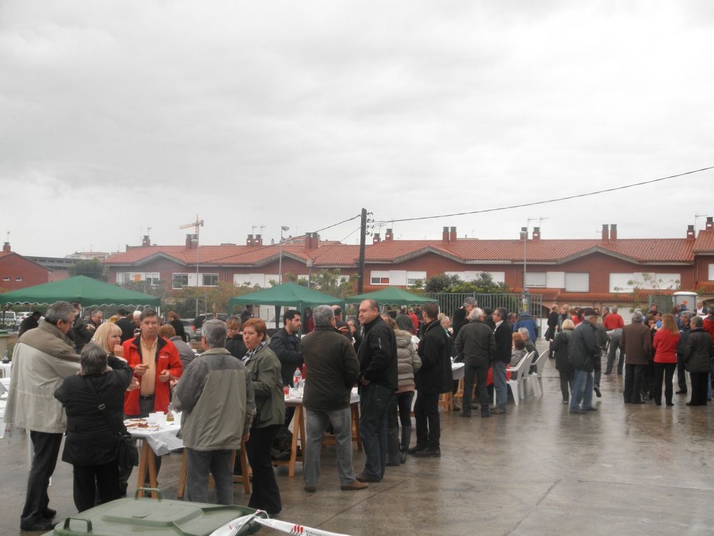 L'Esmorzar popular ha estat amenaçat pel mal temps. (FOTO: Lluís Bages)