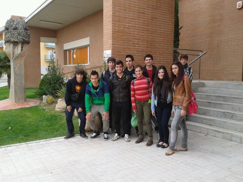 Estudiants davant de la Biblioteca (FOTO: Bloc de l'IES Joan Guinjoan)