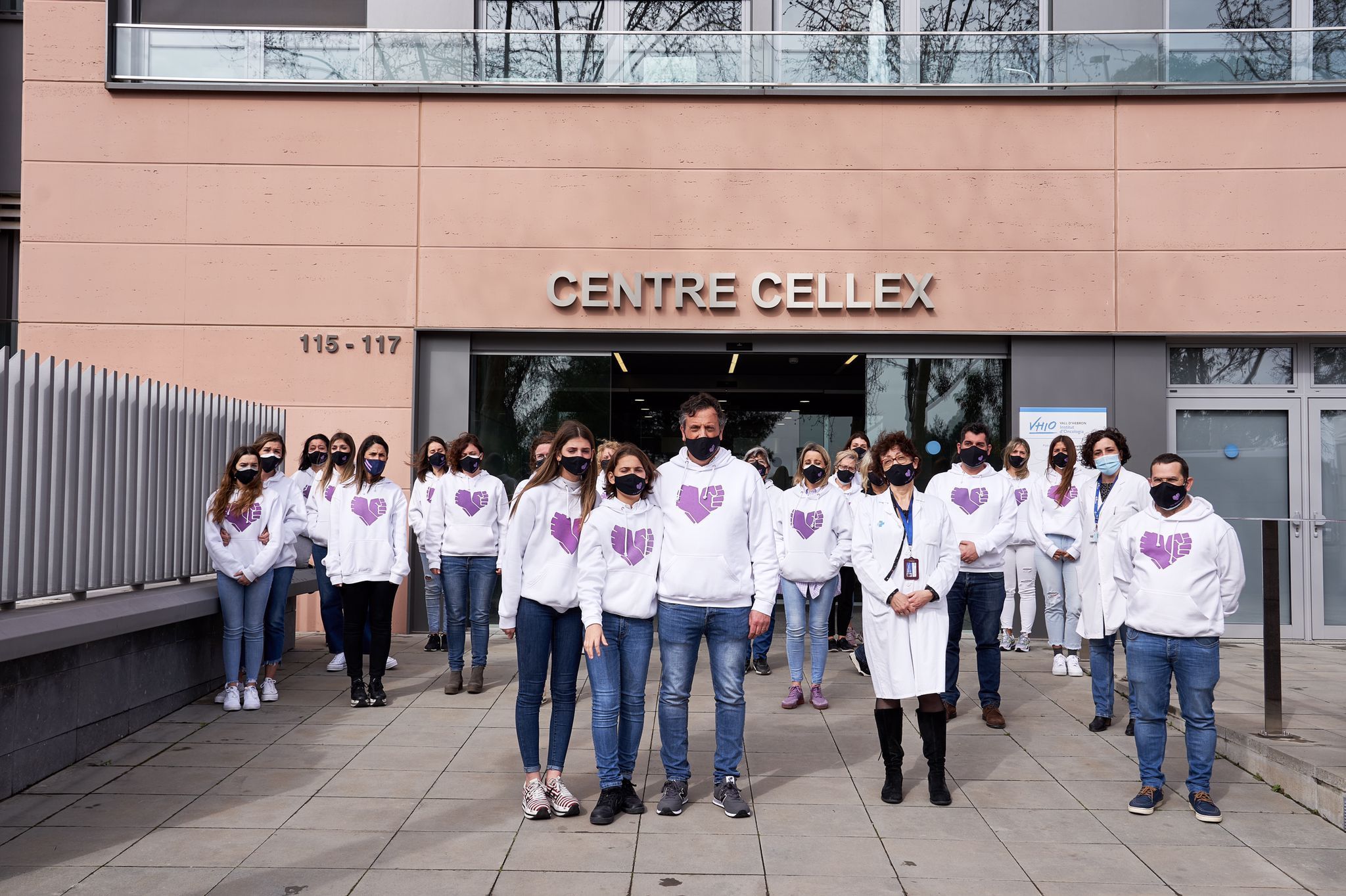Membres d'Em Dones Força davant del Centre Cellex