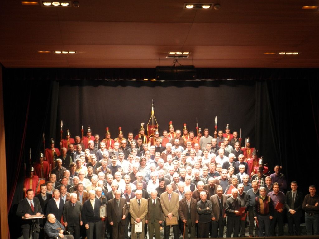 Fotografia de tots els armats a l'escenari del Casal. (FOTO: Lluís Bages)