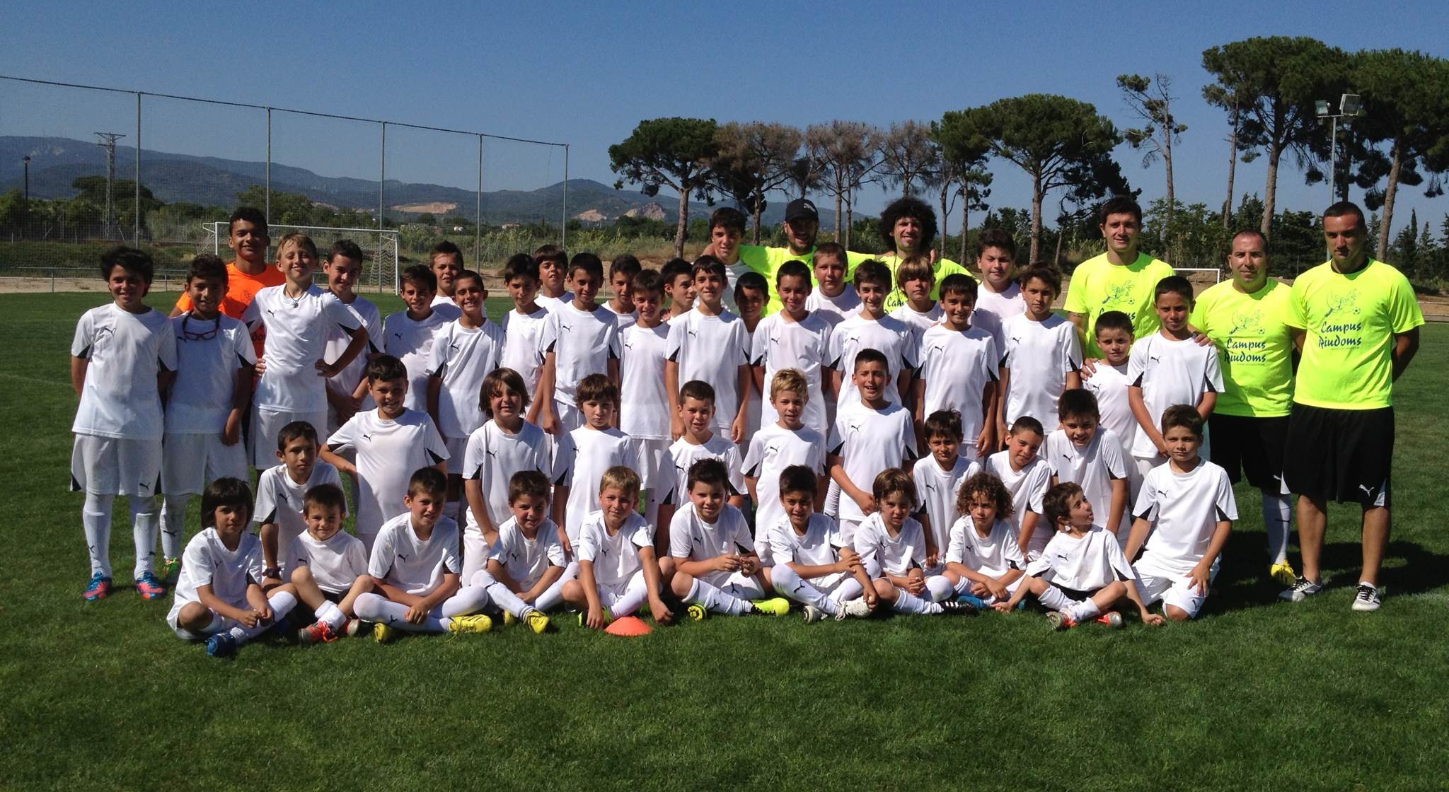 Els nens i els entrenadors del campus (FOTO: Cedida)