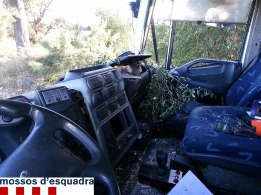 Estat de la cabina del camió després de l'accident (FOTO: Cedida)