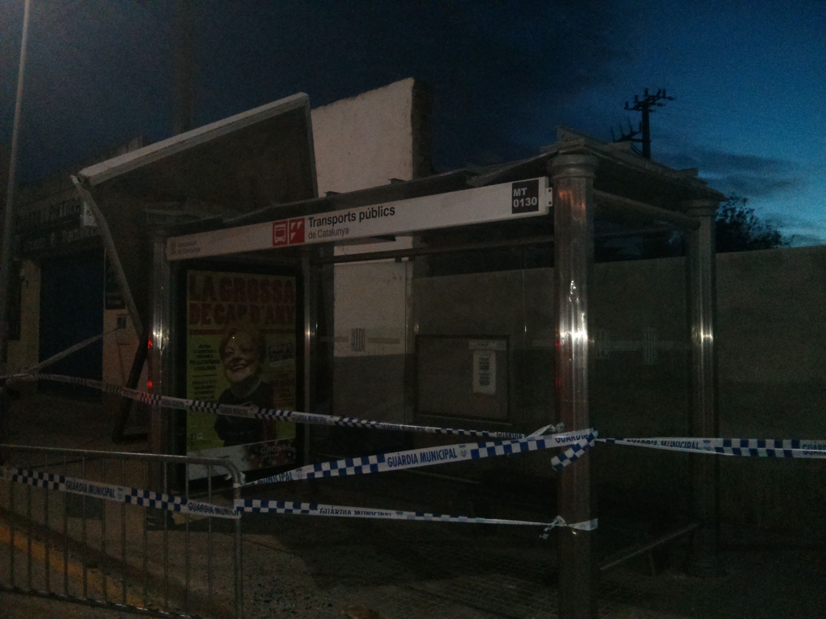 Destrosses a la parada de l'autobús (FOTO: Arnau Olesti)