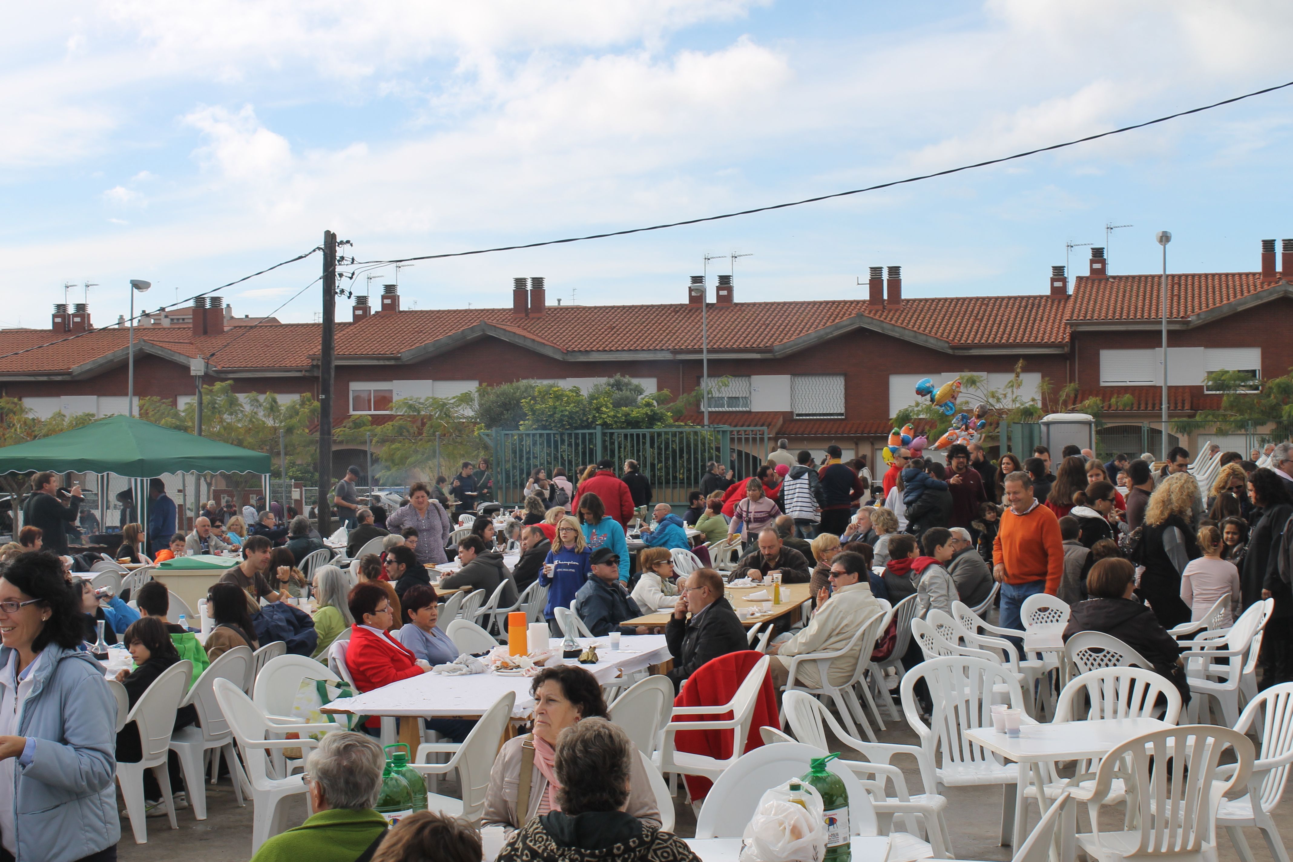 El recinte de la Cooperativa durant l'esmorzar popular. (FOTO: LLUÍS BAGES)
