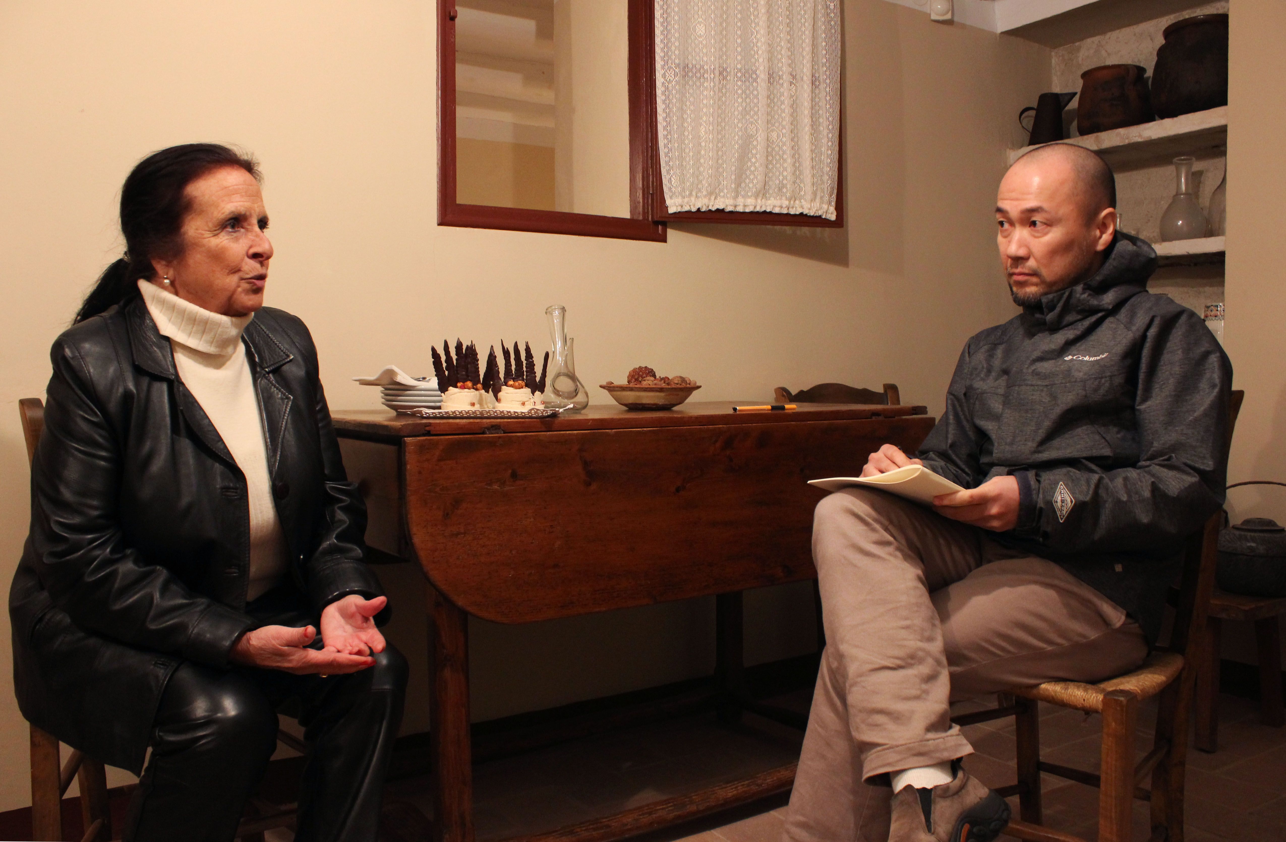 Takehito Inoue parla amb Maria Teresa Gaudí sobre l'arquitecte