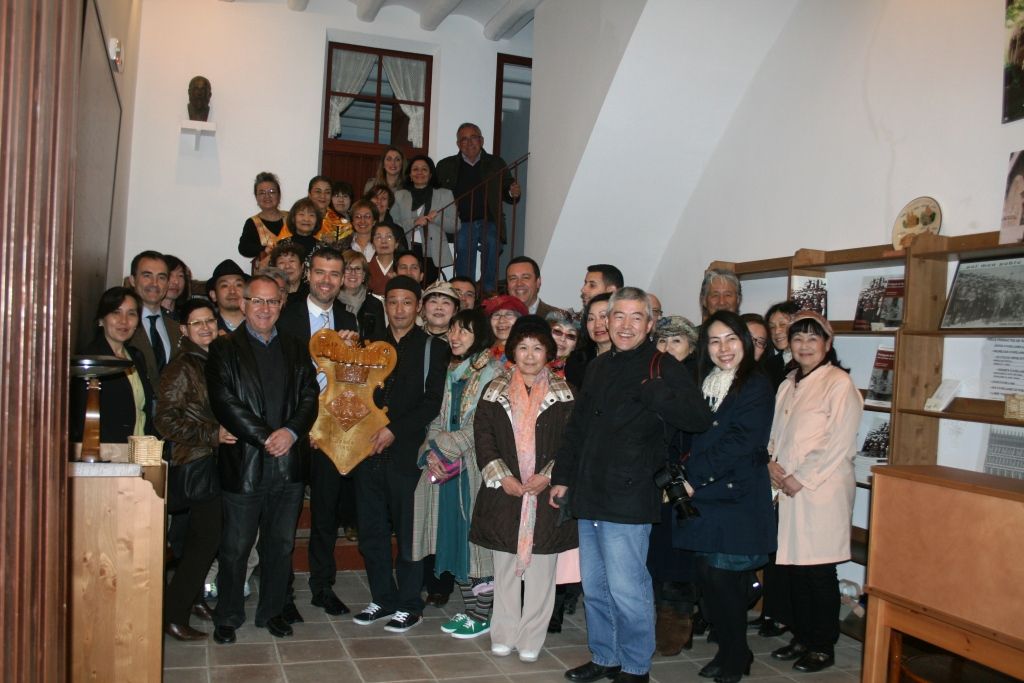 Fotografia de grup de la inauguració (FOTO: Elena Domingo)
