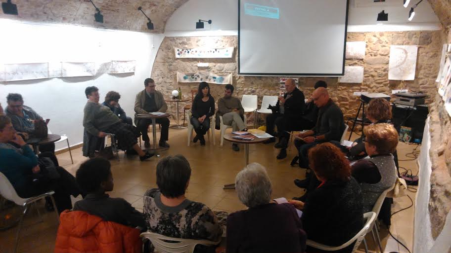 Els assistents escoltant un poema (FOTO: Gilbert Molons)