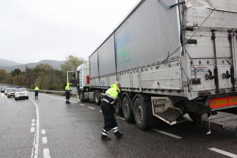 El camió involucrat en l'accident (FOTO: ACN) El camió involucrat en l'accident (FOTO: ACN)