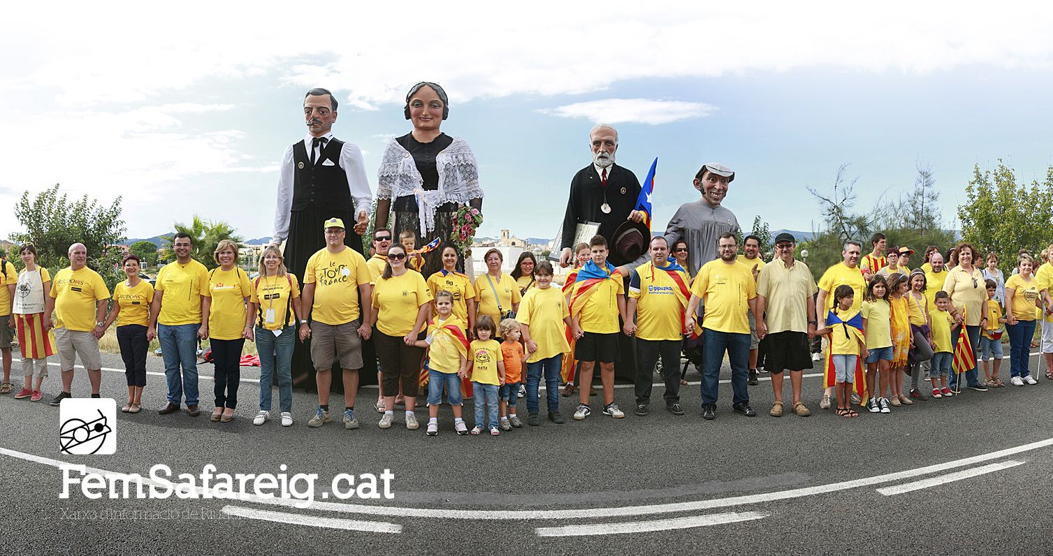 Els gegants de Riudoms a la Via Catalana (Fotografia: Mateu Salvat) Els gegants de Riudoms a la Via Catalana (Fotografia: Mateu Salvat)