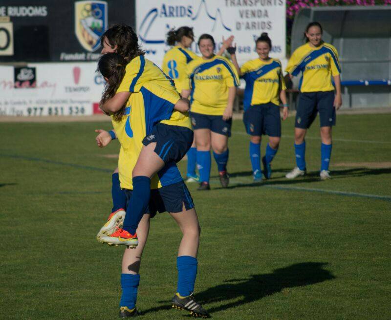 Les jugadores celebrant un gol (FOTO: Nora Viudez) 
